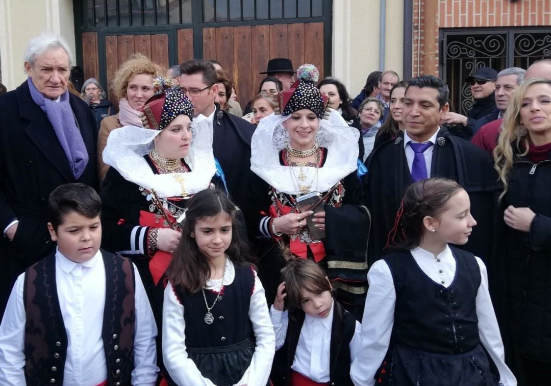 Luis del Olmo y Carolina Garcia con las alcaldesas de Zamarramala (Segovia) en la fiesta de Santa Águeda