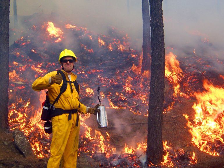 Domingo Molina explicant com fer un tallafoc