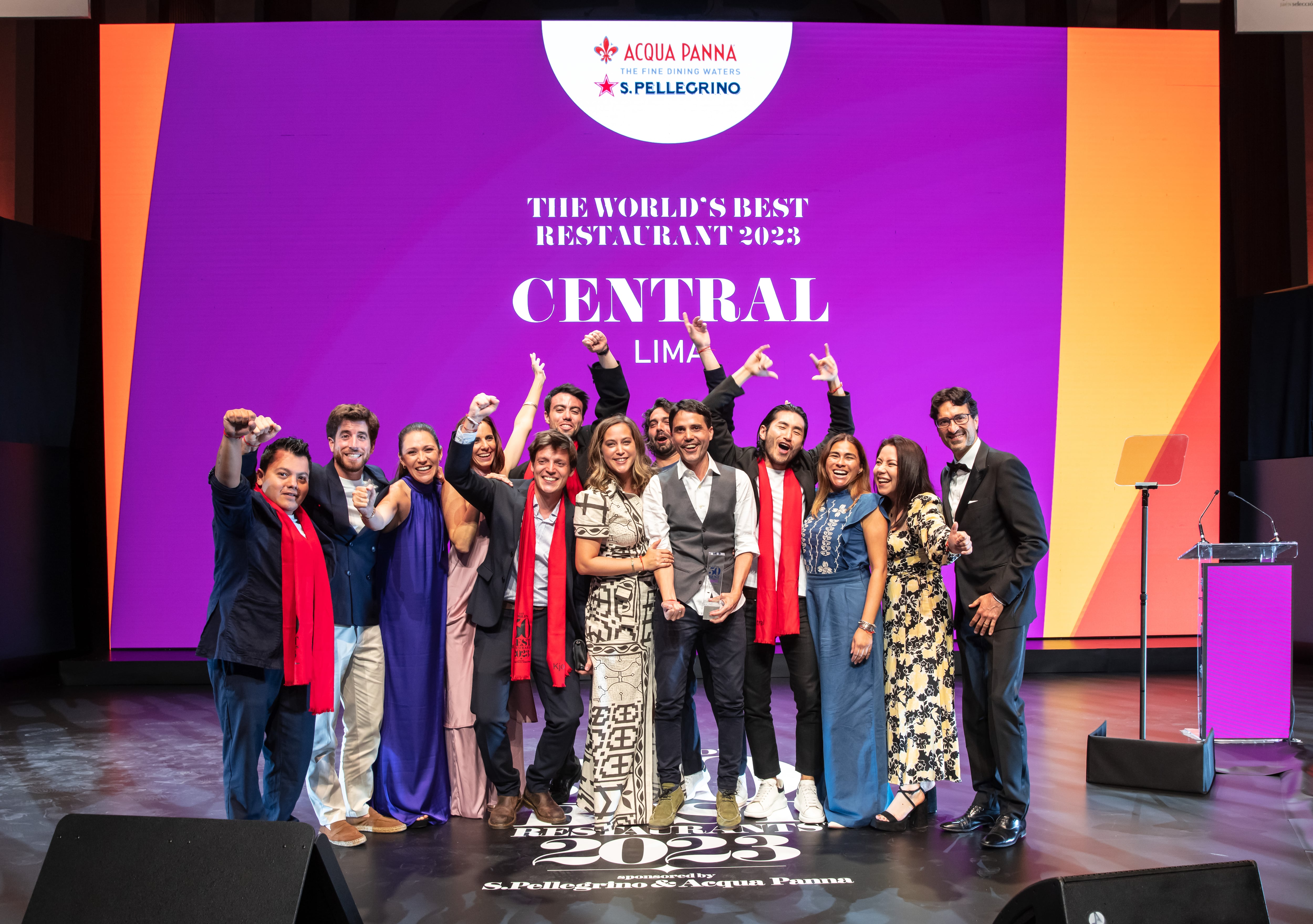 Virgilio Martínez, Pía León y parte del equipo de Central, celebrando el número 1 de 50 Best en València.