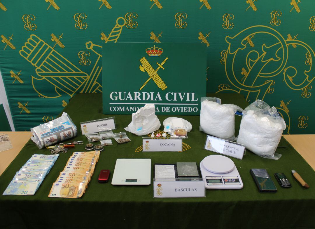 La Guardia Civil se ha incautado de un kilo de cocaína y 2.000 euros en efectivo.