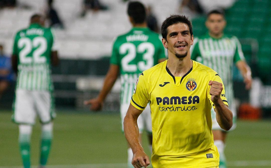 Gerard Moreno celebra uno de sus goles al Betis.