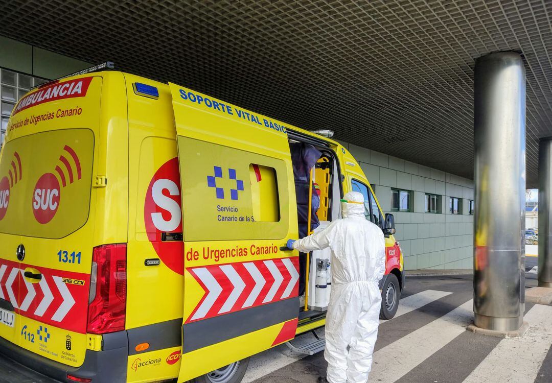 Ambulancia en Urgencias del hospital Doctor José Molina Orosa de Arrecife.