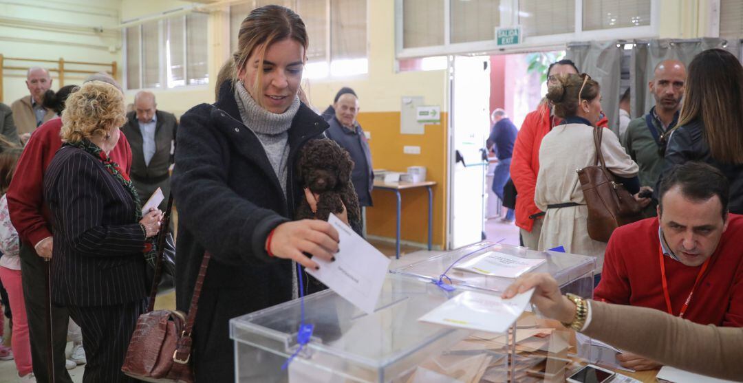 Una mujer vota en un colegio electoral.