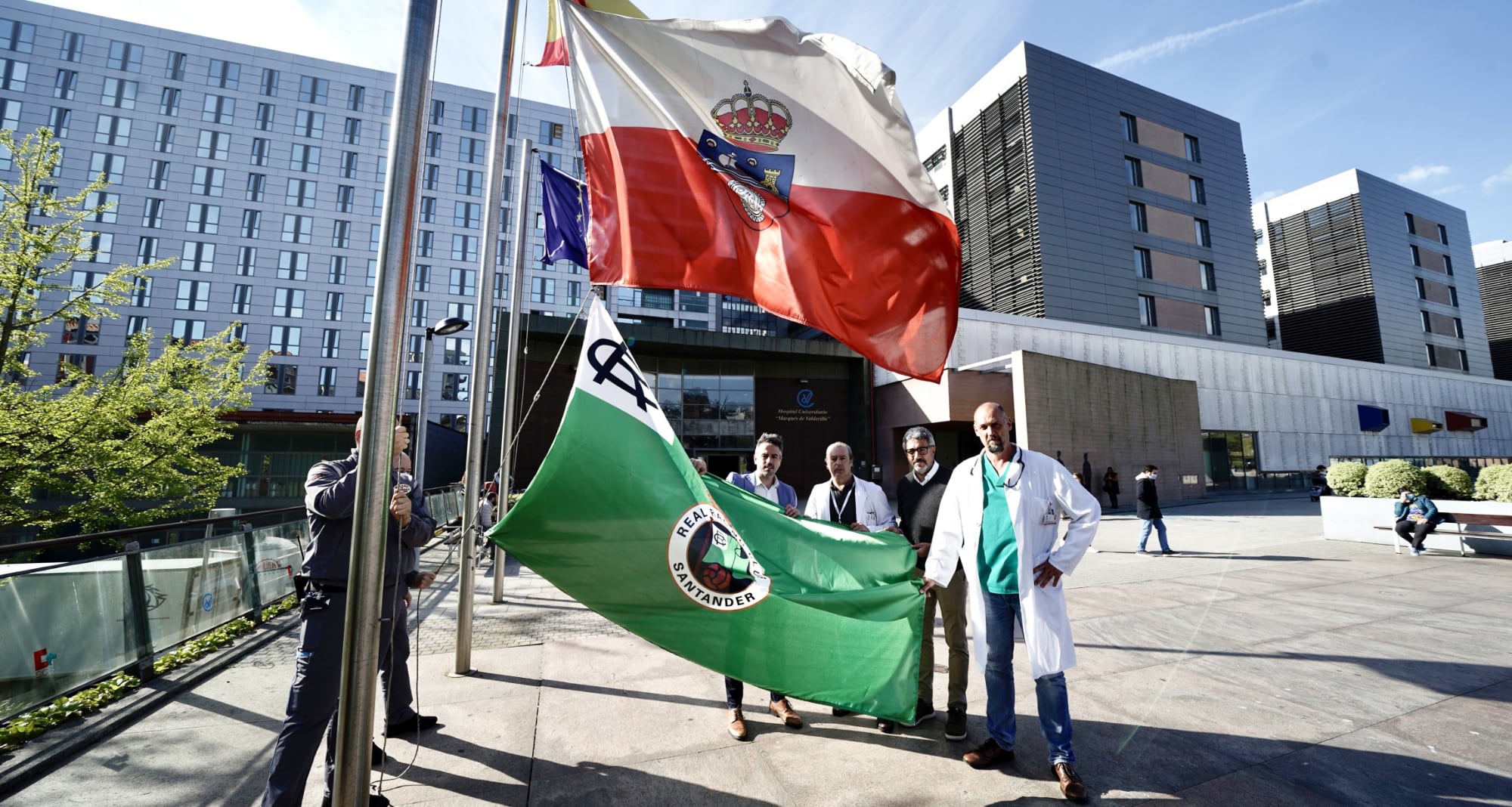 Colocación de la bandera del Racing en Valdecilla.