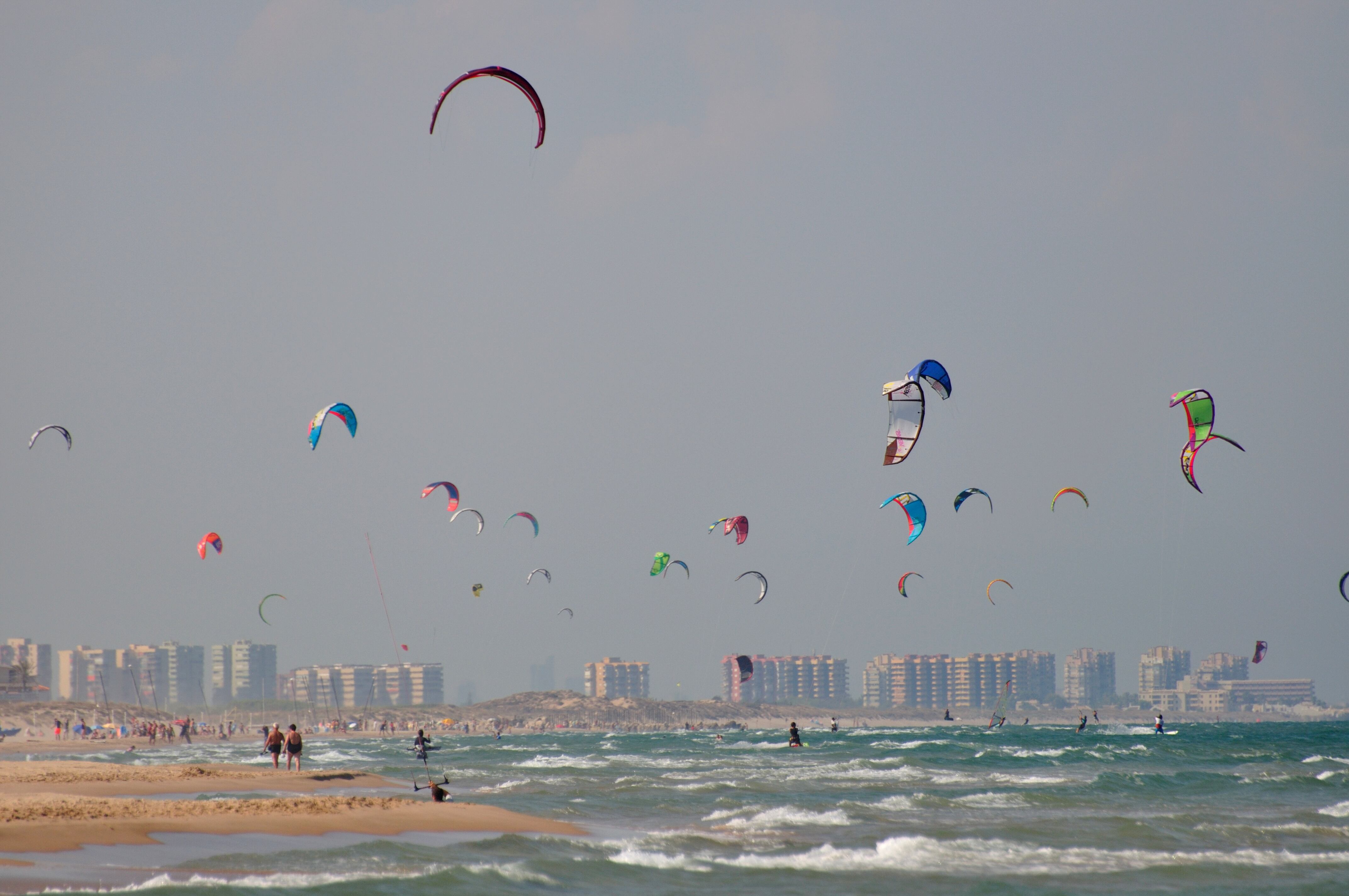 Kitesurf en la playa del Perelló, en València