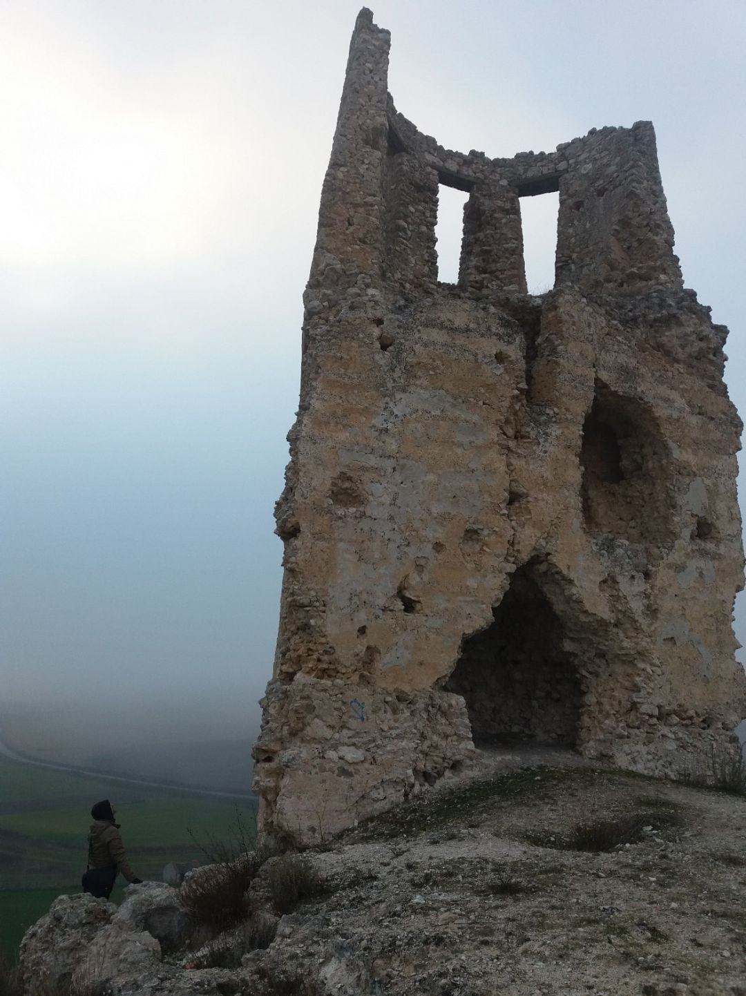 Tumbas intervenidas en el margen izquierdo junto a la Torre de Santa María en Lovingos