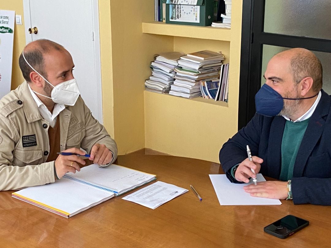 Manuel Chacón junto a Carlos García durante la reunión