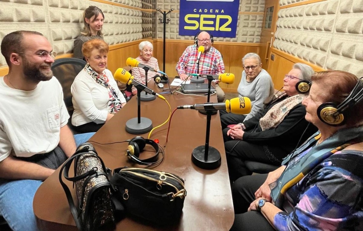 Las enfermeras, Javier (primero por la izquierda) y Paula (de pie) junto a las participantes en el programa