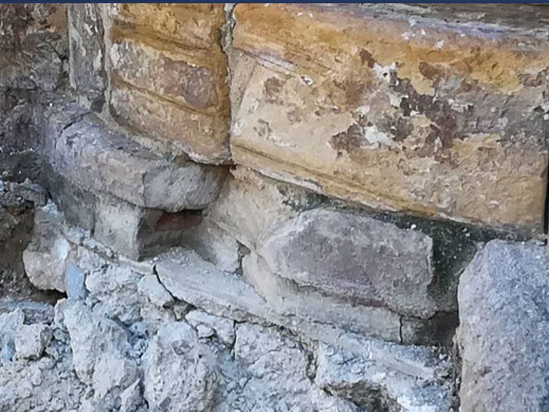 Piedras dañadas en el ala sur de la iglesia de Santa María