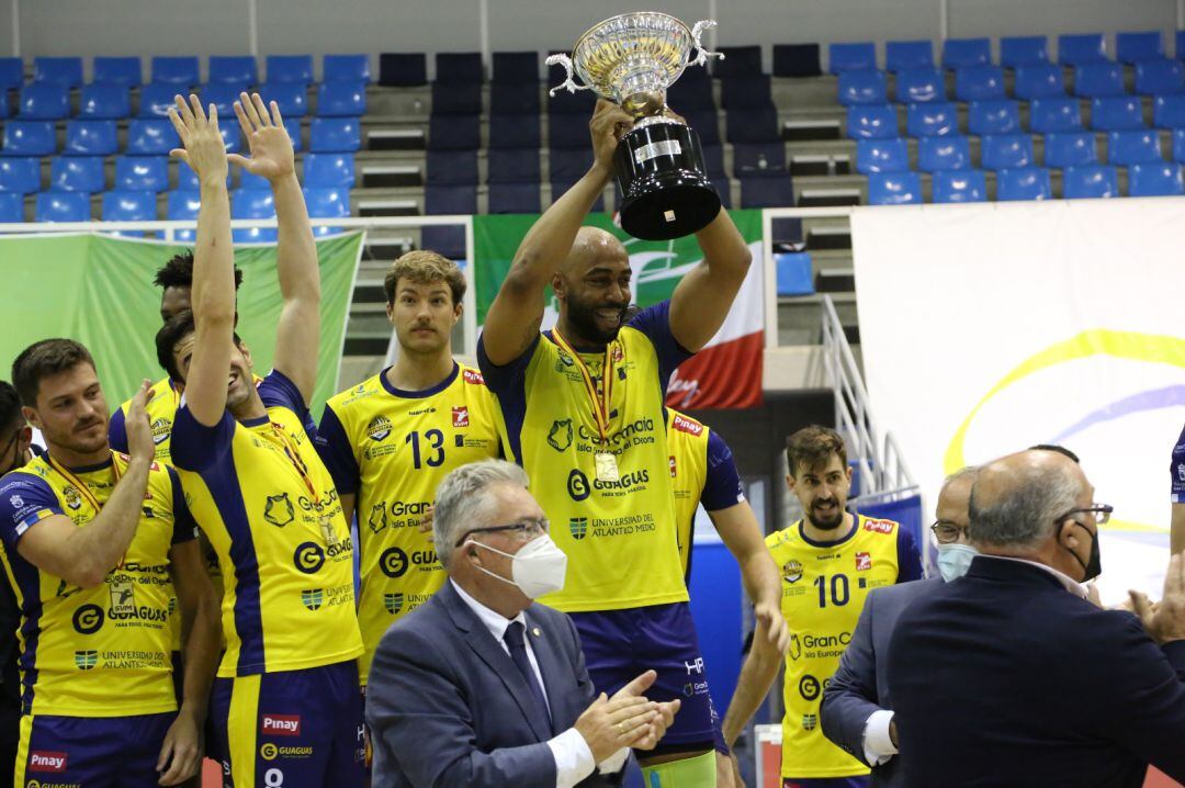 Los jugadores del Guaguas levanta la Superliga en Almería.