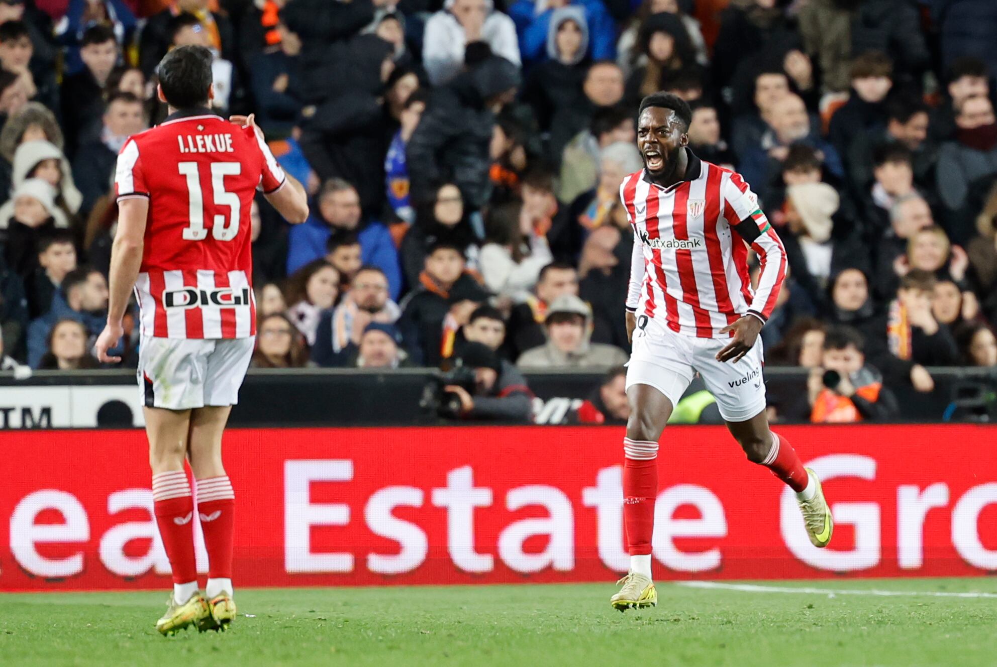El delantero del Athletic Club, Iñaki Williams (d), tras conseguir el segundo gol del equipo bilbaíno durante el partido de cuartos de final de la Copa del Rey