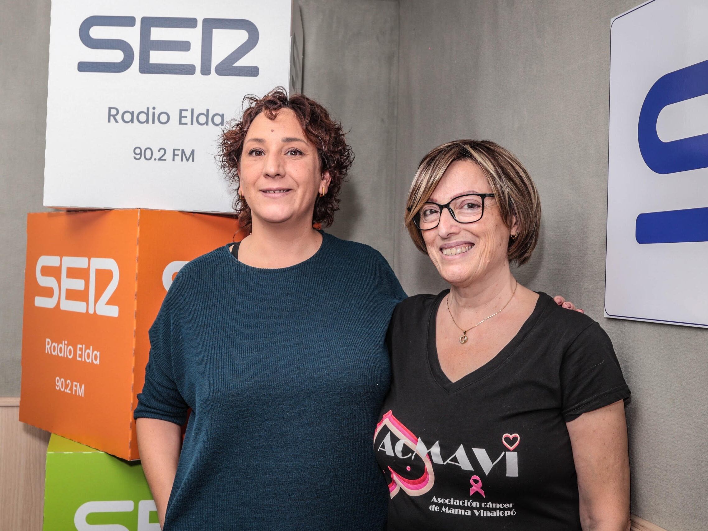 Ana Díez y Maite Rojo, vocal y voluntaria de ACMAVI, en los estudios de Radio Elda Cadena SER.