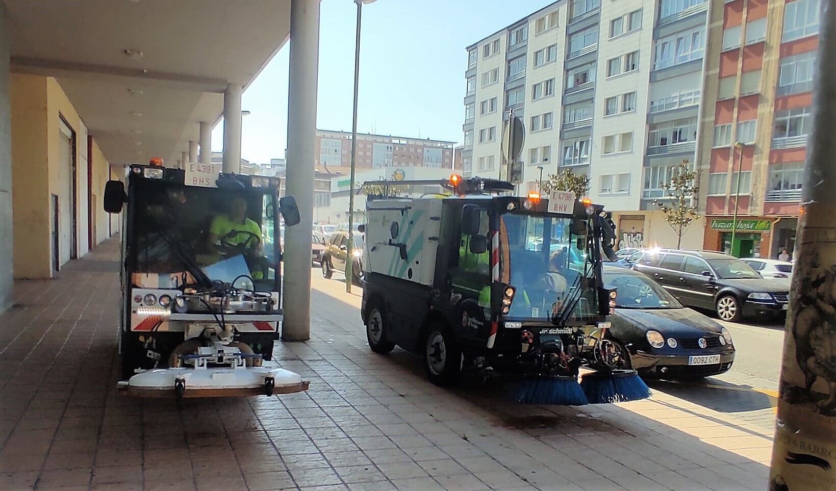 Dos de las máquinas de limpieza en el barrio de San Pedro de la Fuente, elegido para el inicio de la Campaña de Limpieza de Choque. / Foto: Radio Castilla