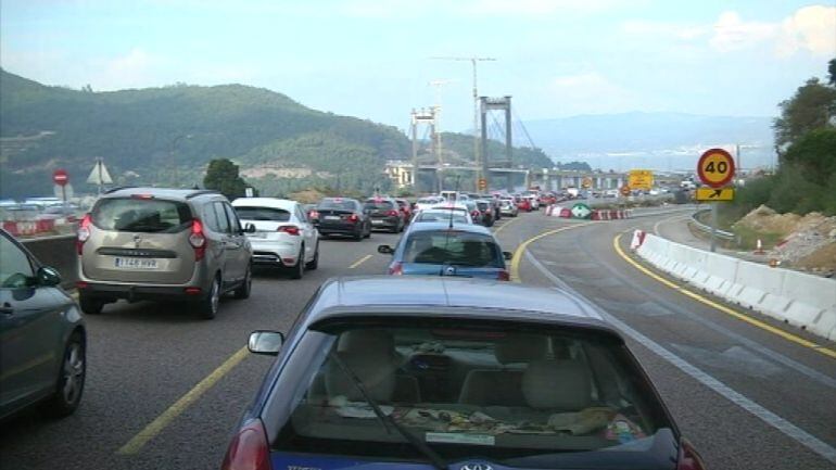 Un colisión múltiple provocó grandes retenciones en el puente de Rande dirección Pontevedra.