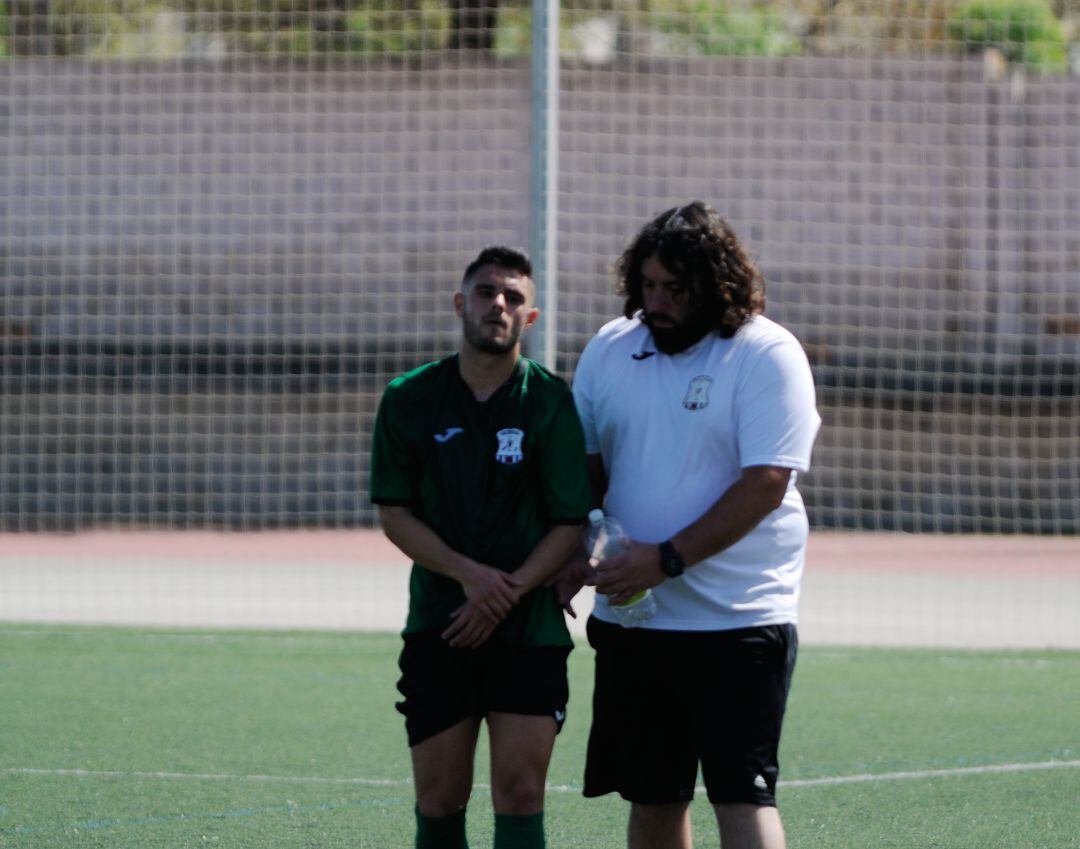 Nando saliendo del campo de Villmartín lesionado