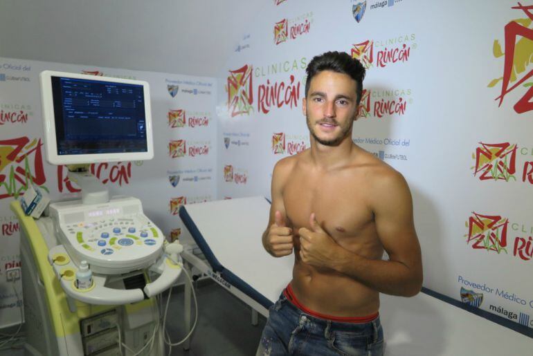 Juan Carlos pasando el reconocimiento médico