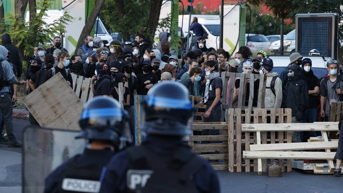 Francia afronta una inédita protesta social con el estreno de un nuevo primer ministro