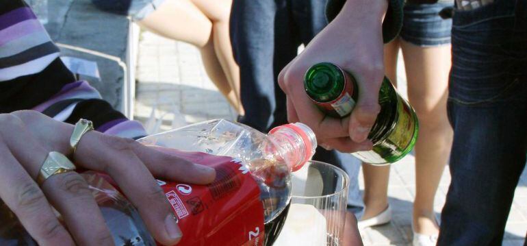 Jóvenes bebiendo en la calle