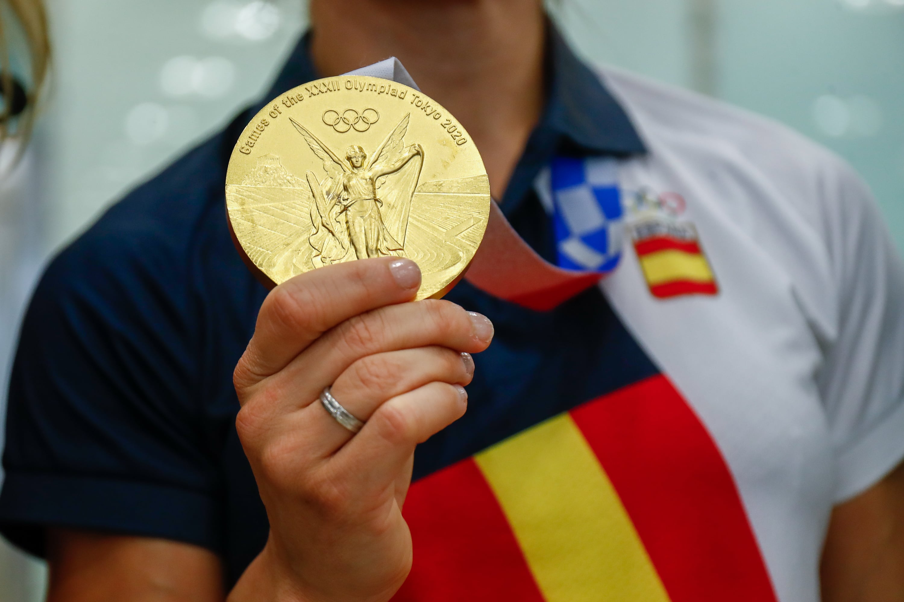 Medalla de oro conseguida por Sandra Sánchez en los Juegos Olímpicos de Tokio 2020, en la categoría de karate (kata)