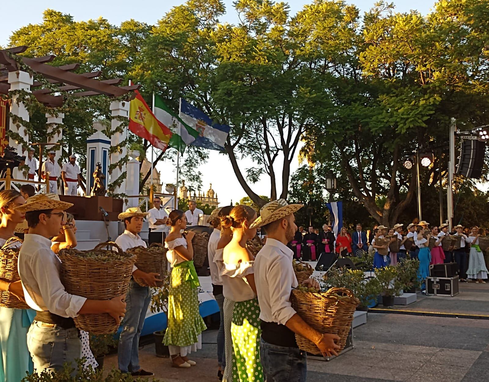 Un instante del acto de la pisa de la uva