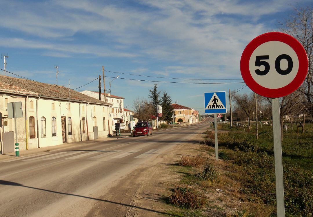 Carretera SG-205 a su paso por la localidad de Dehesa Mayor