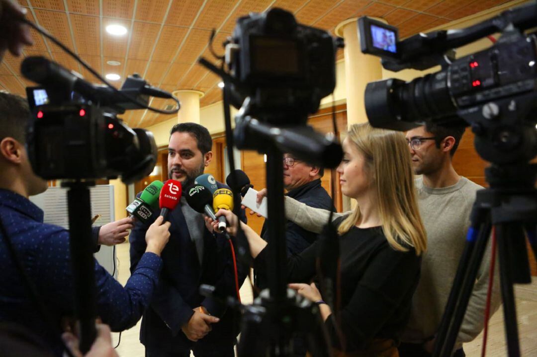 David Caballero, portavoz de CS Elche dando una rueda de prensa