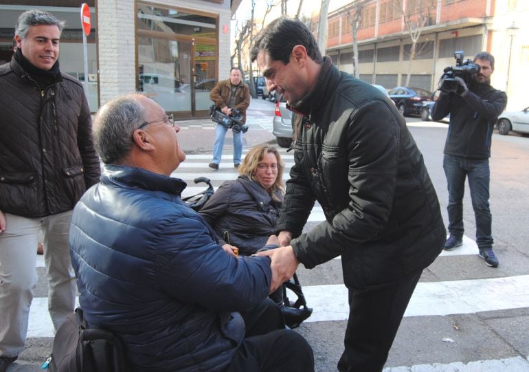 El alcalde de Albacete, Javier Cuenca saluda a Marcelino Escobar, presidente de COCEMFE- FAMA