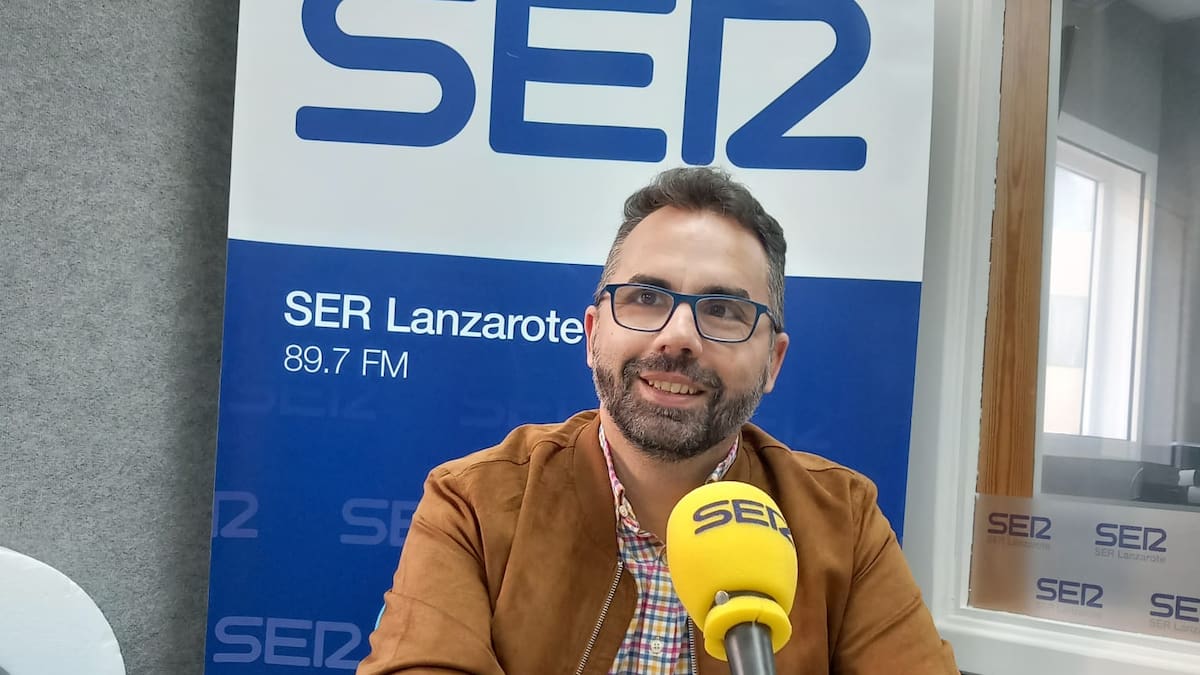 Echedey Eugenio: "El PSOE no ha descubierto la pólvora, ya dijimos que los trajes son reciclados, que se lo haga mirar"