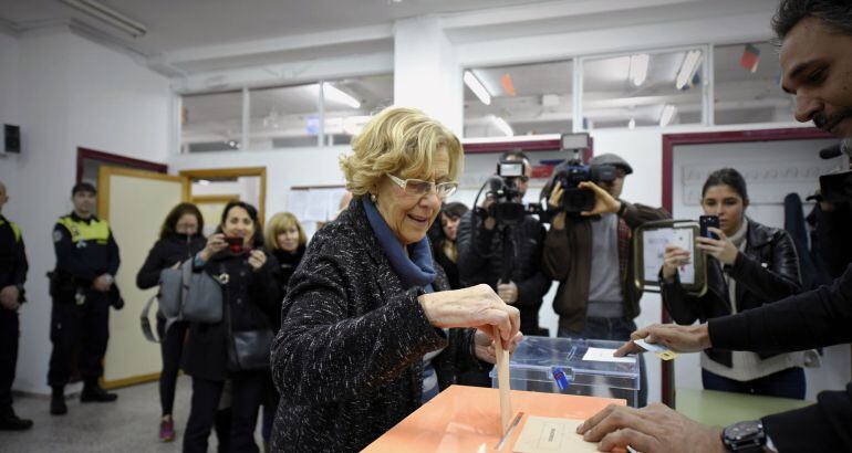 La alcaldesa de Madrid, Manuela Carmena, ha votado esta mañana en el instituto Conde de Orgaz.