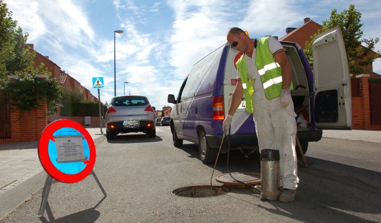 Durante una jornada la empresa encargada de la desinsectación del municpio acturá sobre todas las alcantarillas 