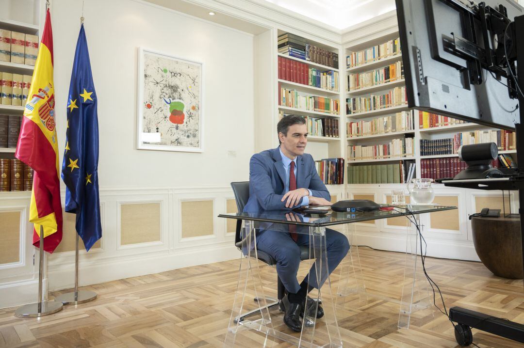 El presidente del Gobierno, Pedro Sánchez, durante una videoconferencia con el portavoz parlamentario de Unidas Podemos, Pablo Echenique, en una ronda de partidos que hoy inicia el presidente en torno a los Pactos de la Moncloa para testar su disposición a sellar un gran pacto de país que favorezca la salida de la crisis social y económica que dejará tras de sí la pandemia de coronavirus, en el Palacio de la Moncloa, en Madrid (España) a 16 de abril de 2020.