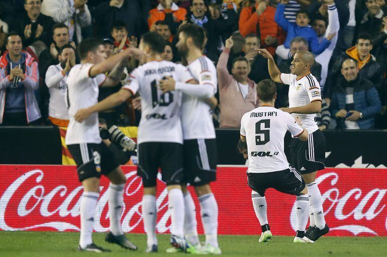 GRA284. VALENCIA, 13/12/2014.- El delantero argelino del Valencia, Sofiane Feghouli (d) celebra con sus compañeros el primer gol de su equipo ante el Rayo Vallecano, durante el partido de la decimoquinta jornada de liga que están disputando esta tarde en 