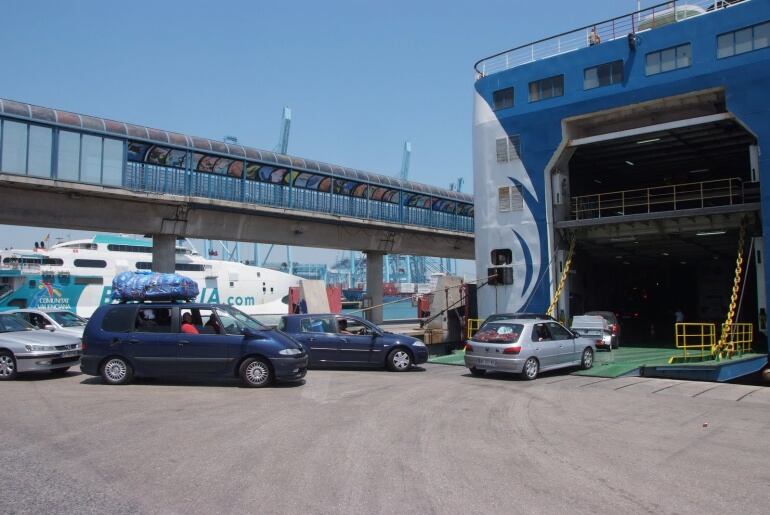 Vehículos accediendo al ferry para cruzar el estrecho desde Alicante