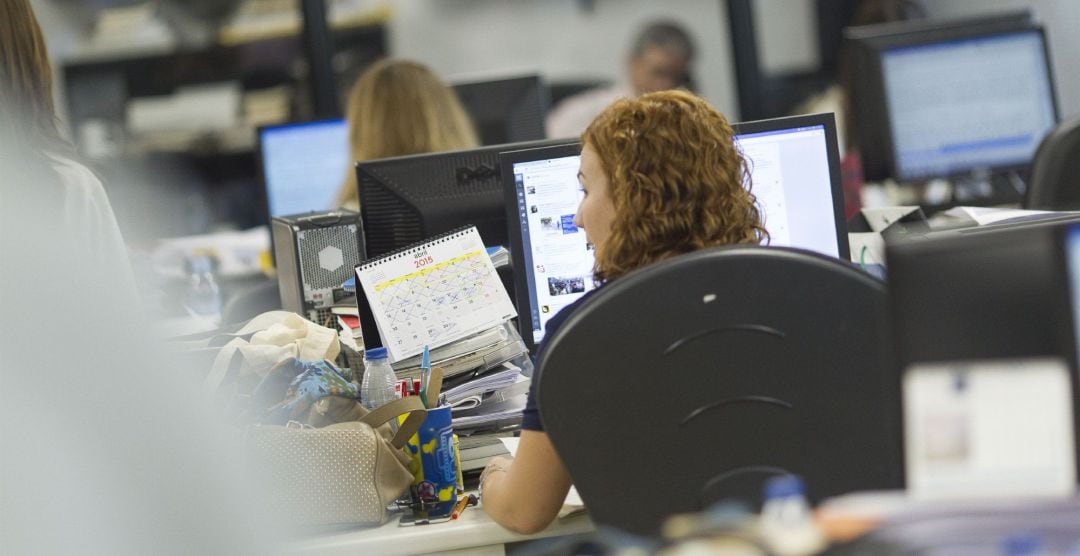 Personas trabajando en una oficina.