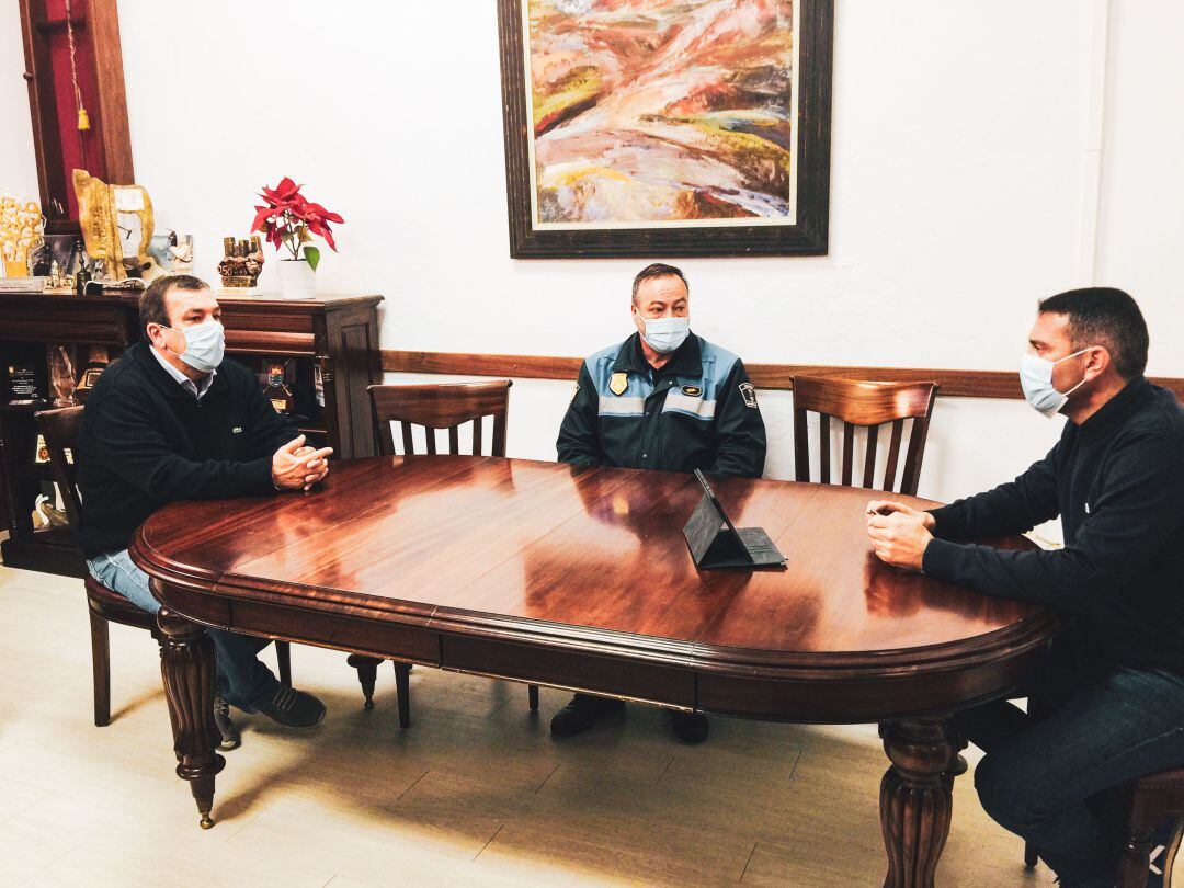 Reunión del alcalde de Teguise, Oswaldo Betancort, el concejal de Seguridad, Miguel Ángel Jiménez, y el jefe de Policía Local, Paquito Díaz.