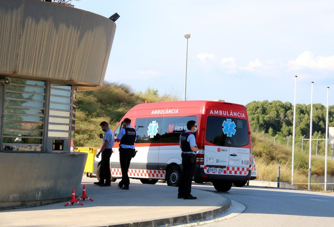 Ambulància que portava Fèlix Millet al costat dels mossos d'Esquadra de l'entrada de la presó de Brians 2