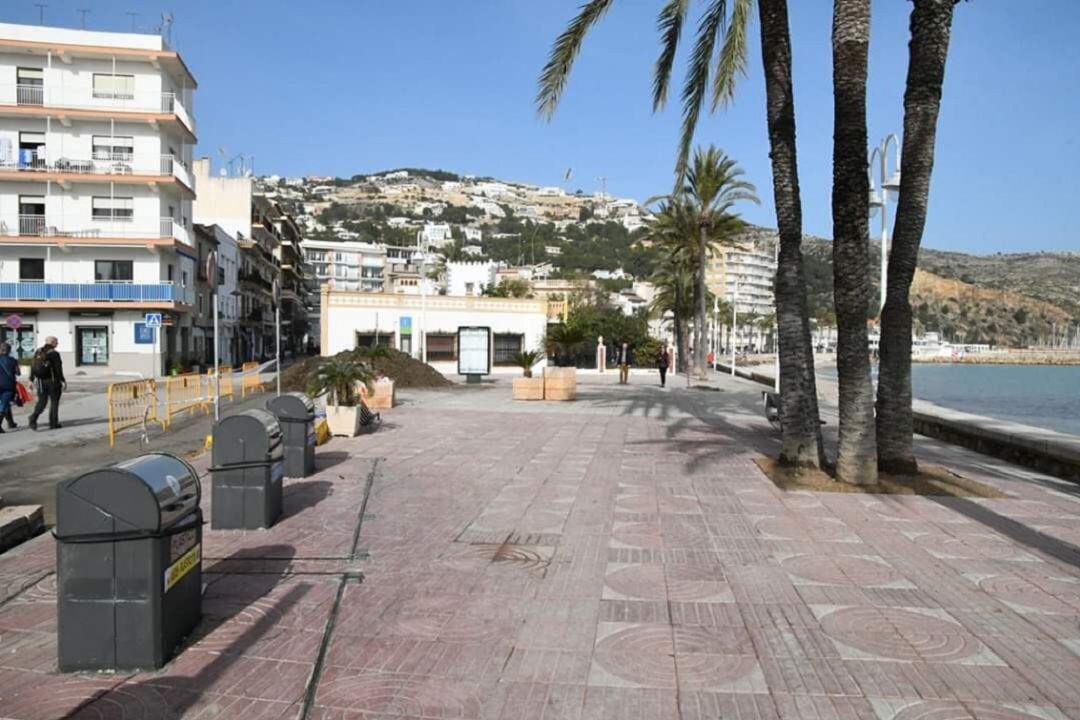 Trabajos de limpieza en el paseo de La Grava de Xàbia, días después de la borrasca Gloria.