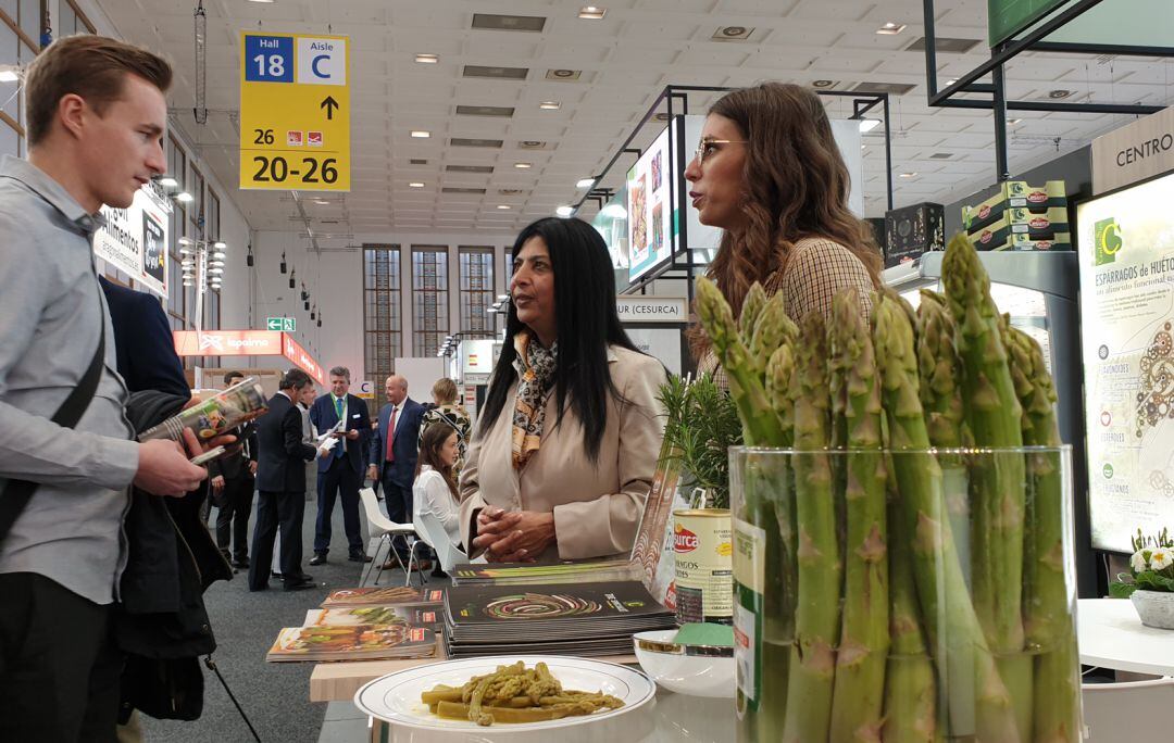 Personal de la cooperativa Centro Sur de Huétor Tájar (Granada) atienden a comerciales de todo el mundo en su expositor en la feria Fruit Logística en Berlín (Alemania)