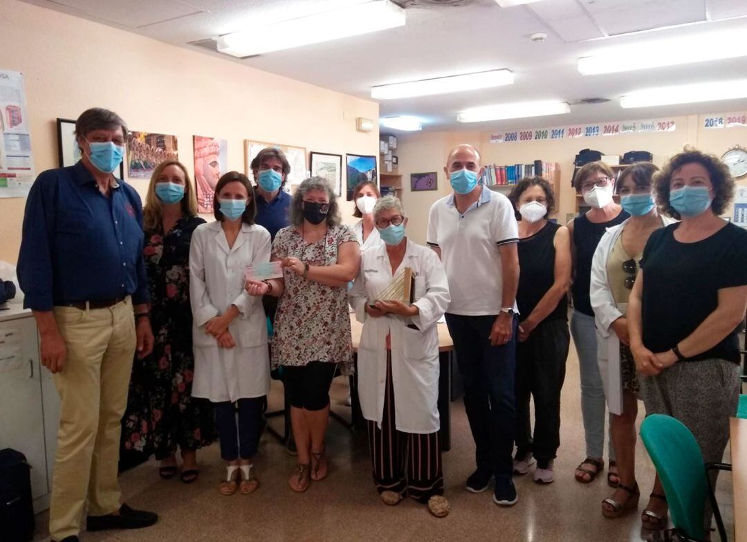 Representantes de la UHD y Solc en la entrega del cheque valorado en 1.000 euros