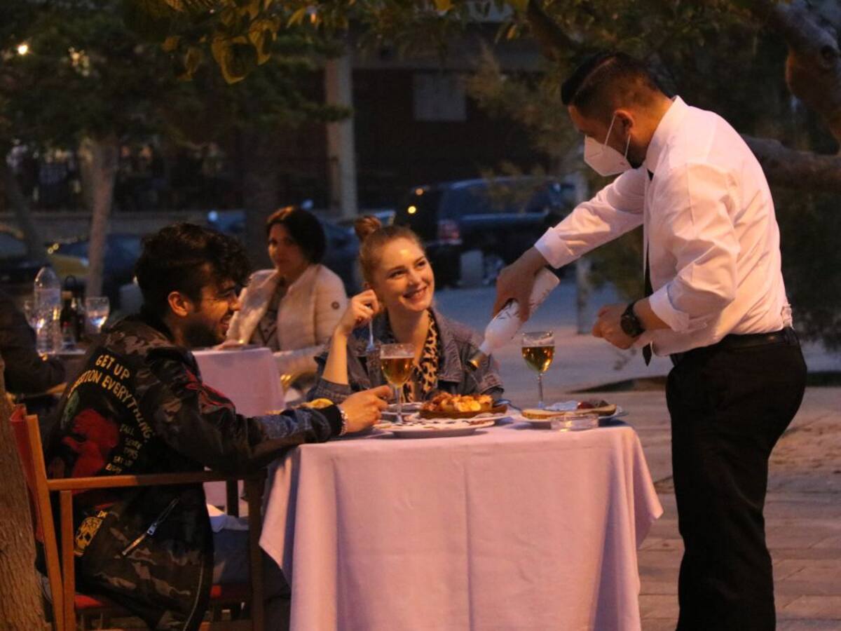 Los restaurantes barceloneses vuelven a servir cenas con "optimismo" contenido