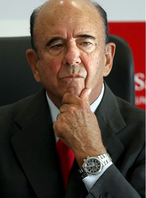 El presidente del Banco Santander, Emilio Botín, dijo hoy que la entidad ha destinado 13.500 millones de euros en compras desde 2008 hasta ahora, pero que en ese mismo periodo de tres años, el banco ha vendido activos por un importe &quot;prácticamente igual&quot;