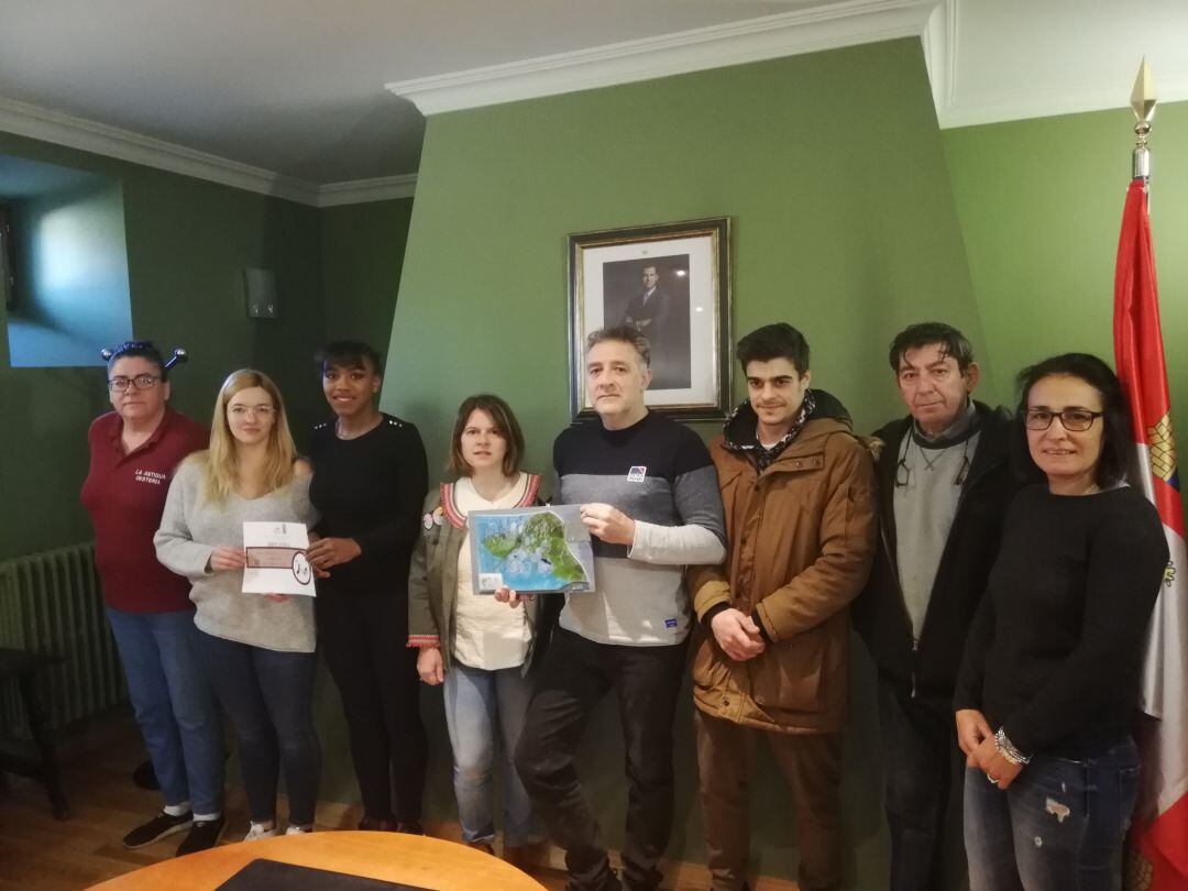 Los ganadores del certamen de tapas tras recibir sus premios en la sala de la Chimenea en el Ayuntamiento de La Granja