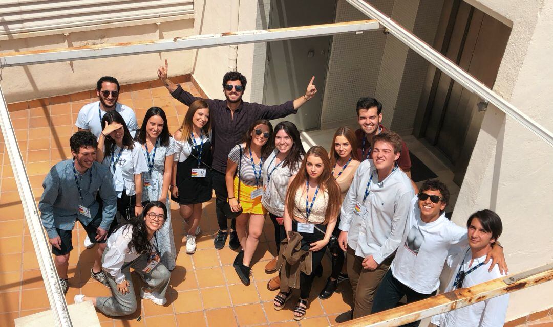 Taburete y sus fans en la terraza de la Cadena SER 