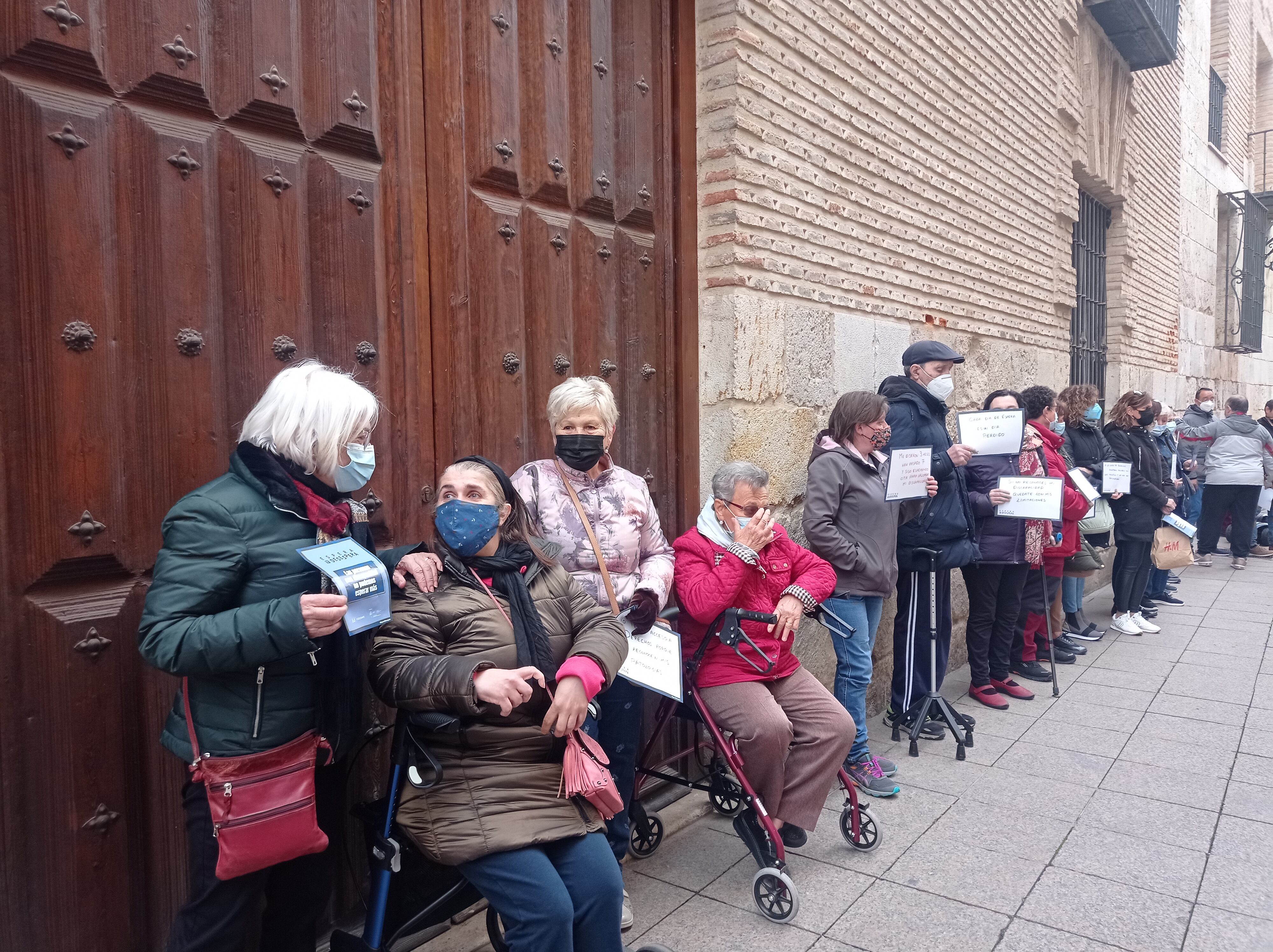 La Fila Desespera ante la gerencia de Servicios Sociales de Palencia