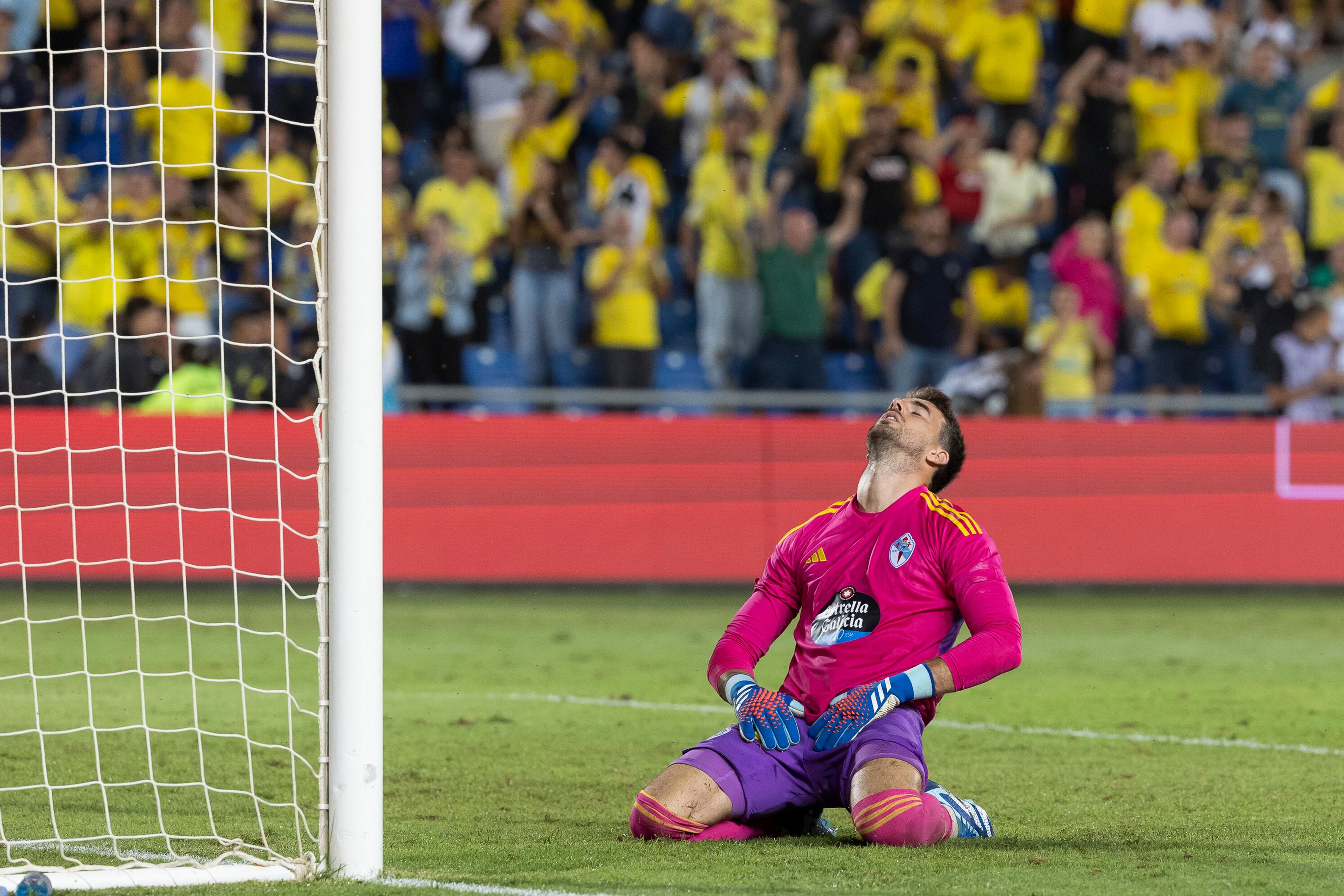 LAS PALMAS DE GRAN CANARIA, 02/10/2023.- El portero del Celta Iván Villar reacciona tras encajar el gol de penalti, durante el partido de LaLiga que UD Las Palmas y Celta de Vigo han disputado este lunes en el estadio de Gran Canaria. EFE/Quique Curbelo
