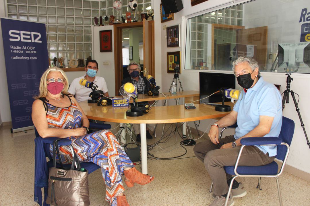 Carmina Nadal, José Luis Esteve, Pablo Granados y Luis Llorens, en el estudio de Radio Alcoy