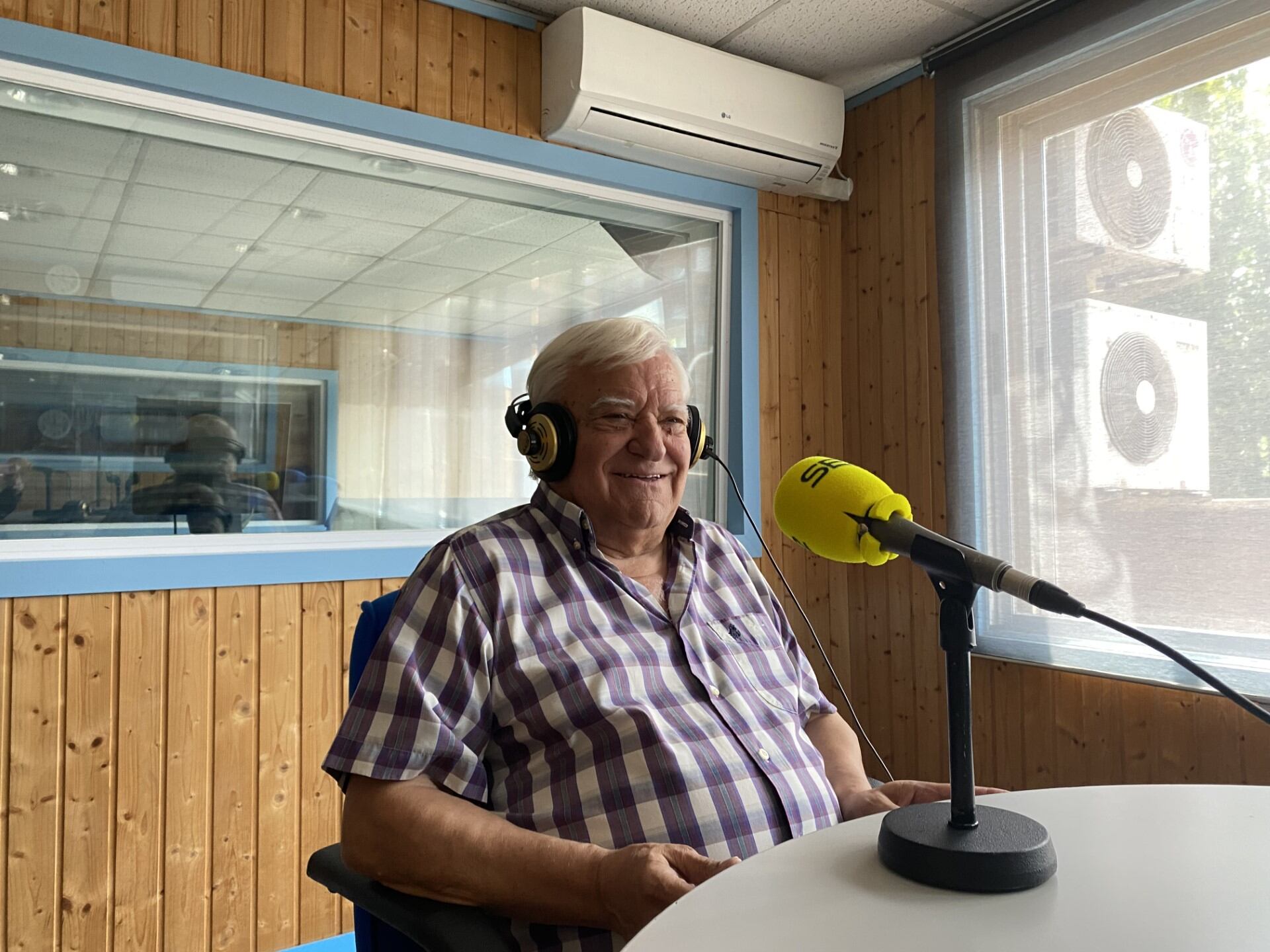 Federico Gómez en los estudios de Cadena Ser Talavera.