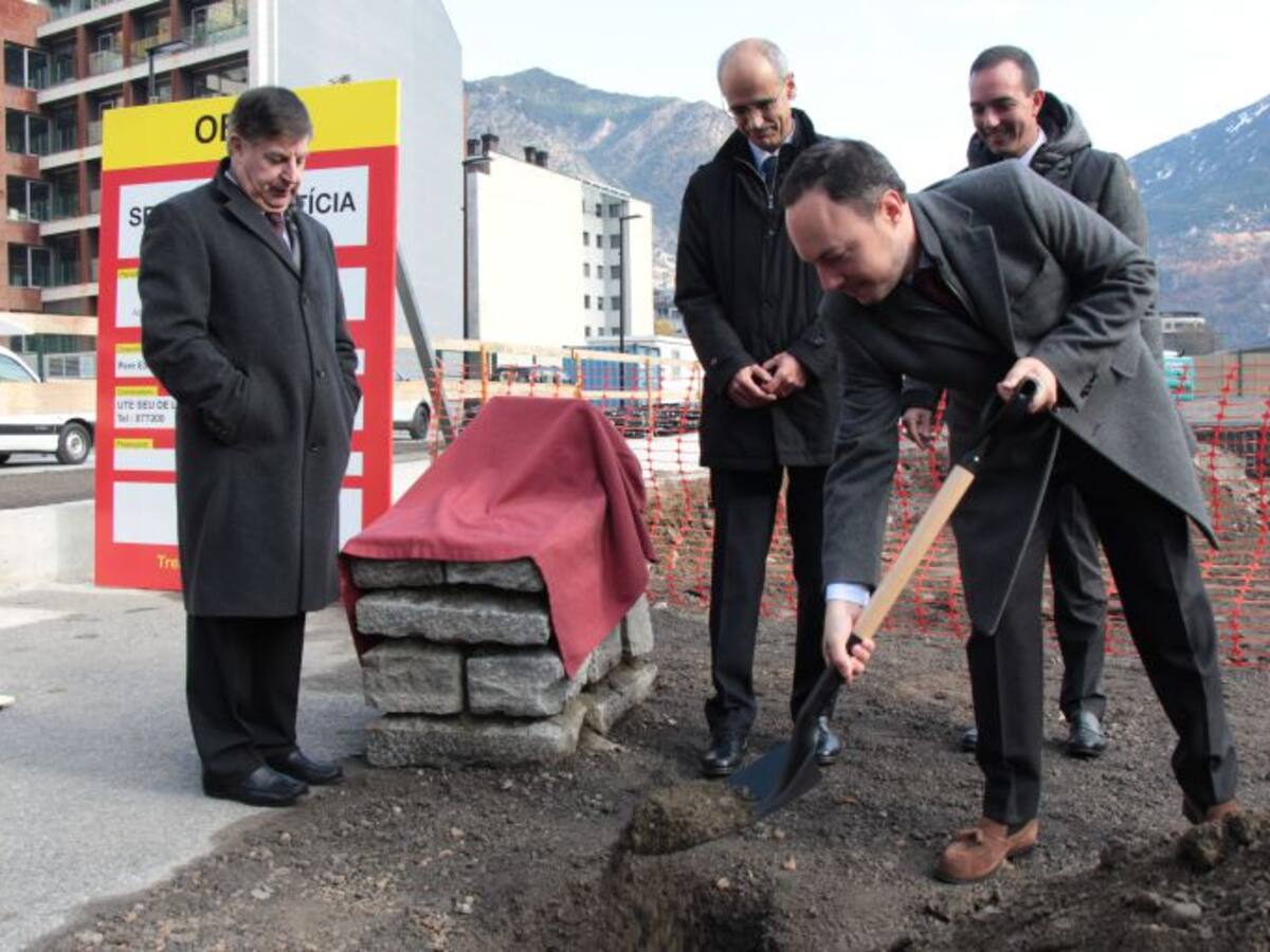 Es posa la primera pedra de la nova seu de la Justícia