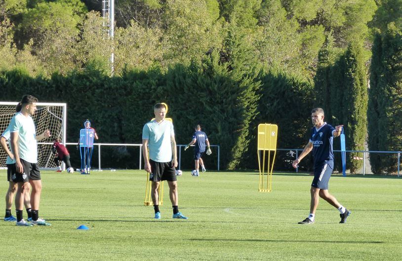 Antonio Hidalgo da instrucciones a los jugadores de la SD Huesca