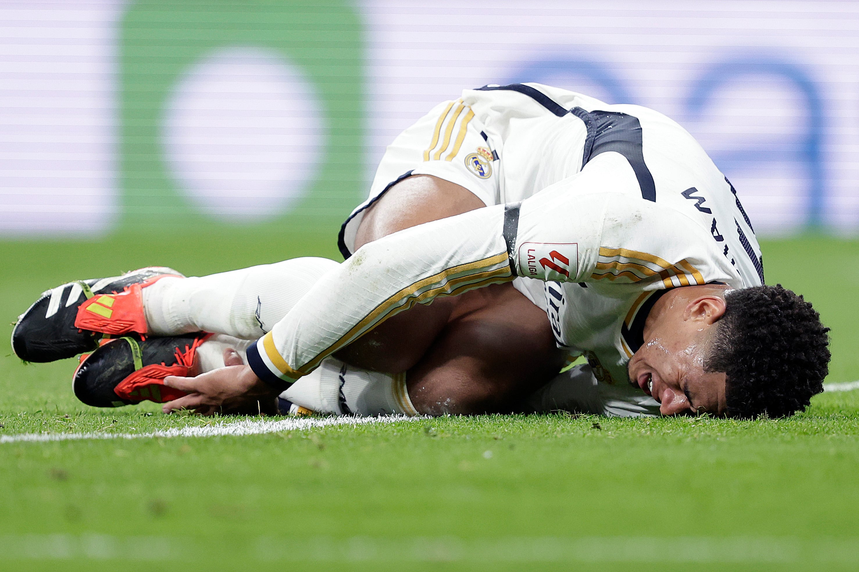 Jude Bellingham se queja de un golpe en el Real Madrid - Girona (Photo by David S.Bustamante/Soccrates/Getty Images)